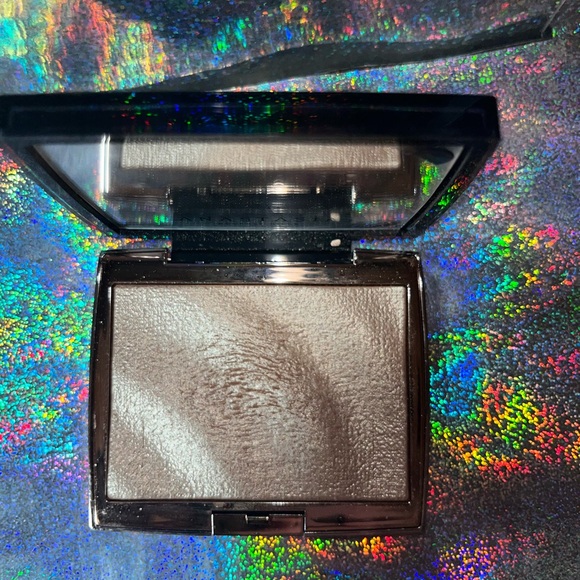 SOLD! Anastasia Beverly Hills Amrezy Highlighter - Picture 2 of 5